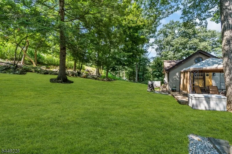 16 Lakeview Rd Hopatcong, NJ 07843