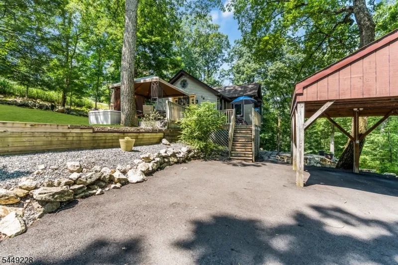 16 Lakeview Rd Hopatcong, NJ 07843