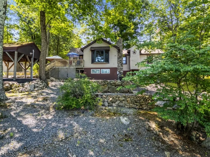 16 Lakeview Rd Hopatcong, NJ 07843
