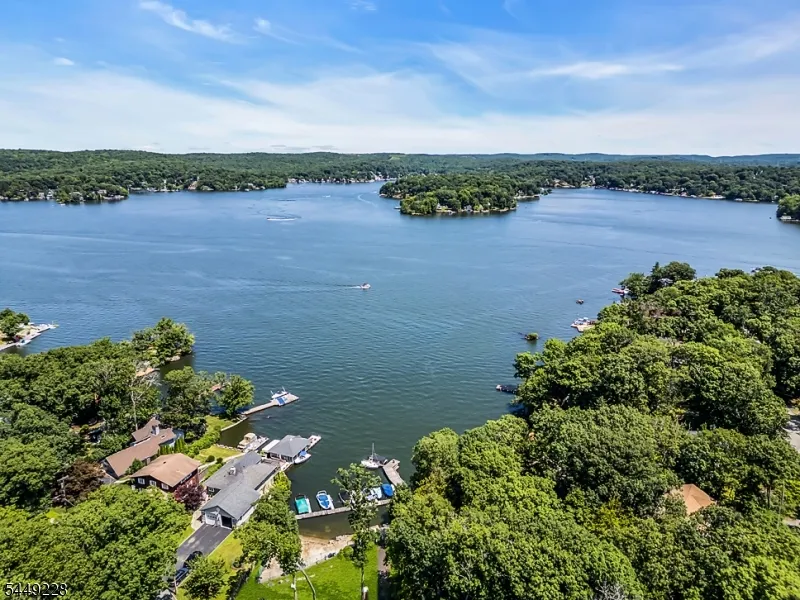16 Lakeview Rd Hopatcong, NJ 07843