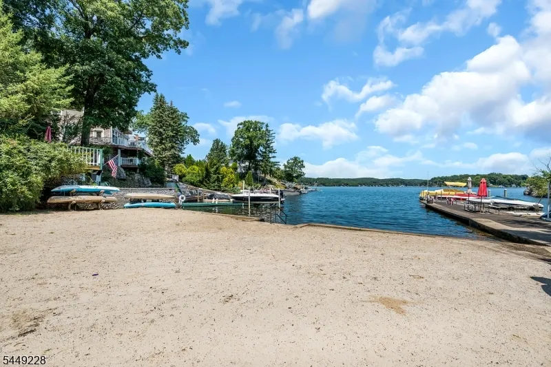 16 Lakeview Rd Hopatcong, NJ 07843