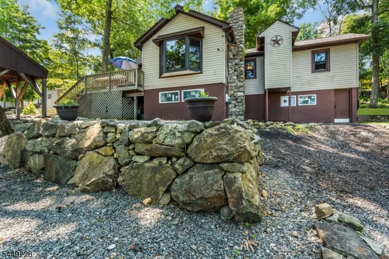 16 Lakeview Rd Hopatcong, NJ 07843