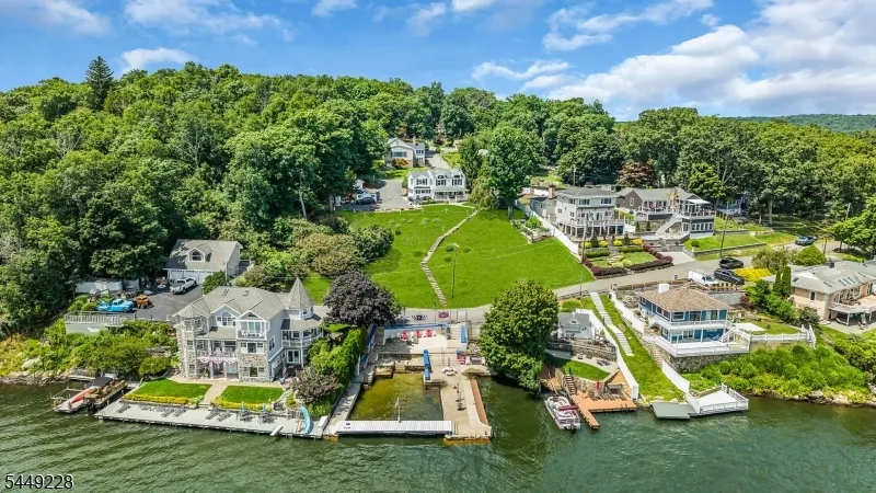 16 Lakeview Rd Hopatcong, NJ 07843