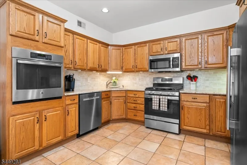 9 Cypress Ln Hardyston, NJ 07419