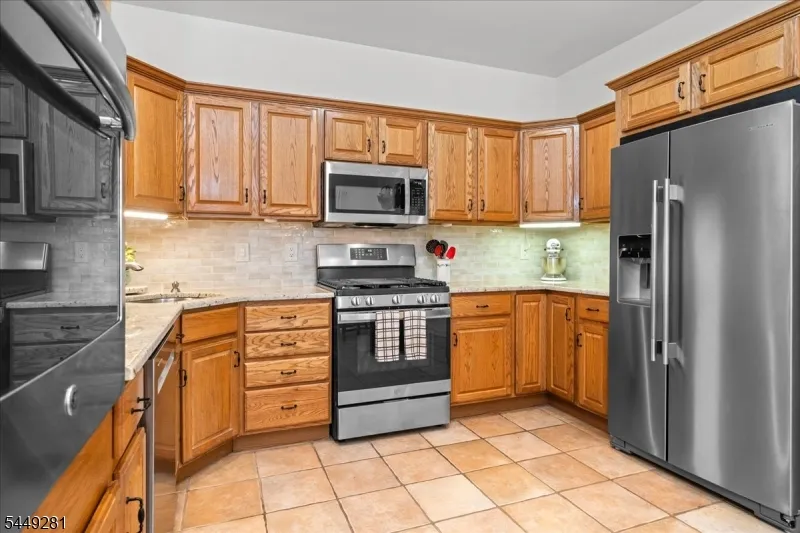 9 Cypress Ln Hardyston, NJ 07419