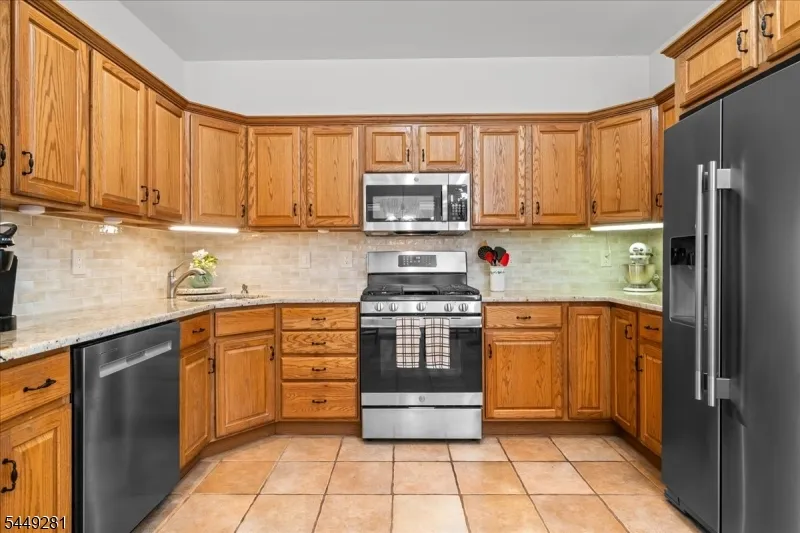 9 Cypress Ln Hardyston, NJ 07419