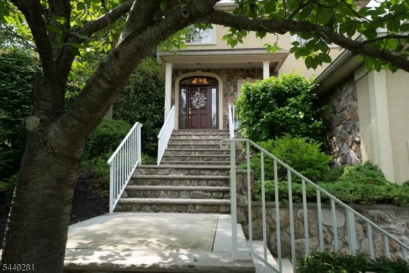 9 Cypress Ln Hardyston, NJ 07419