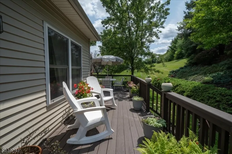 9 Cypress Ln Hardyston, NJ 07419