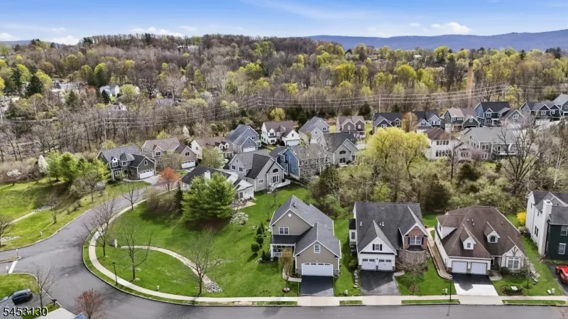 2 Bluffs Ct Hamburg, NJ 07419