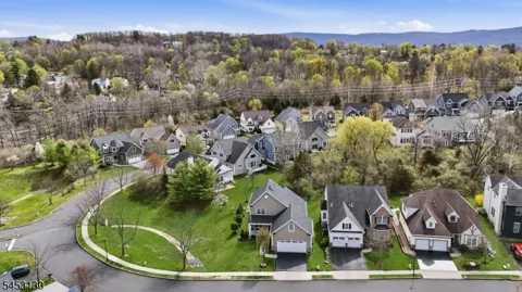 2 Bluffs Ct