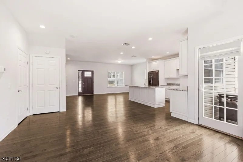 2 Bluffs Ct Hamburg, NJ 07419