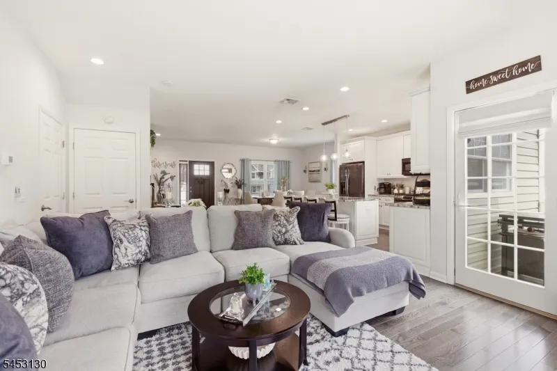 2 Bluffs Ct Hamburg, NJ 07419