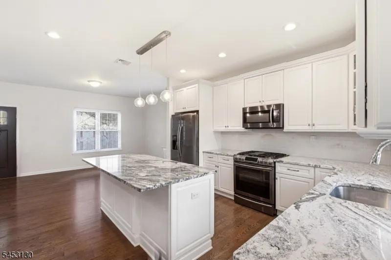 2 Bluffs Ct Hamburg, NJ 07419