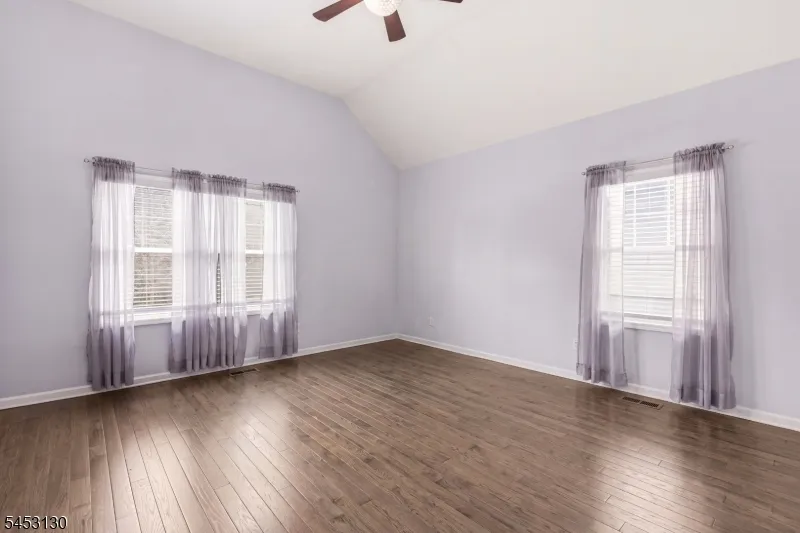 2 Bluffs Ct Hamburg, NJ 07419