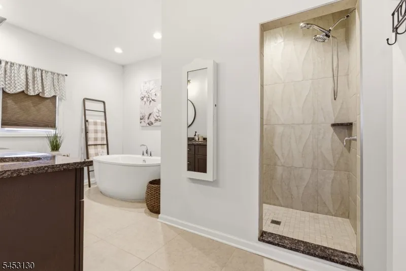 2 Bluffs Ct Hamburg, NJ 07419