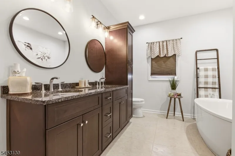 2 Bluffs Ct Hamburg, NJ 07419