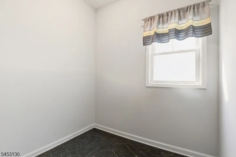 2 Bluffs Ct Hamburg, NJ 07419