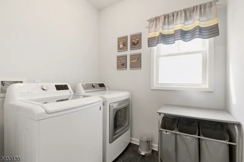 2 Bluffs Ct Hamburg, NJ 07419