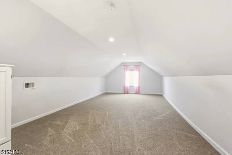 2 Bluffs Ct Hamburg, NJ 07419