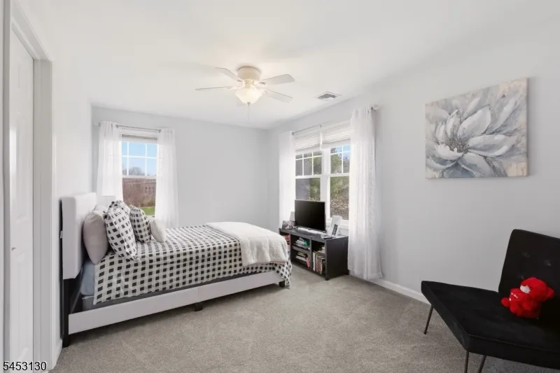 2 Bluffs Ct Hamburg, NJ 07419