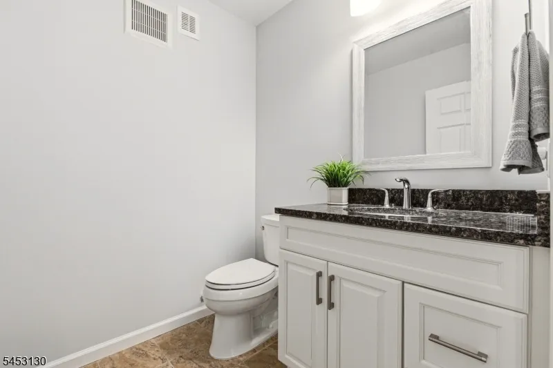 2 Bluffs Ct Hamburg, NJ 07419
