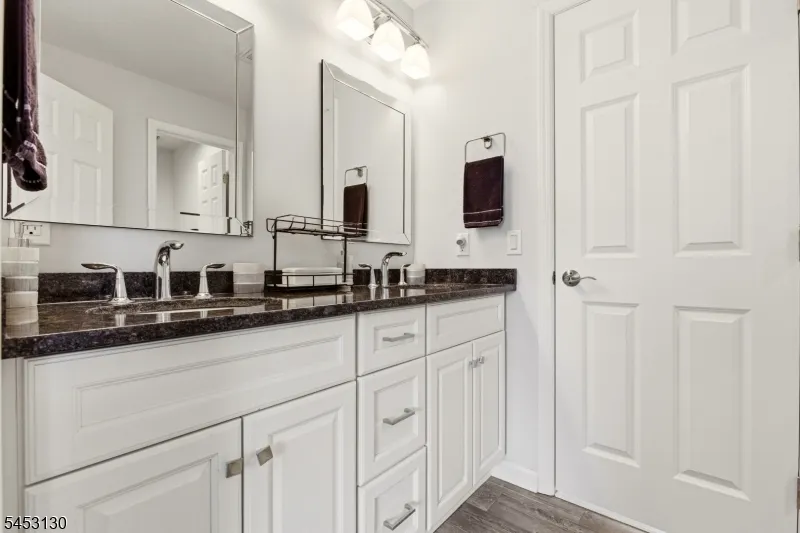 2 Bluffs Ct Hamburg, NJ 07419