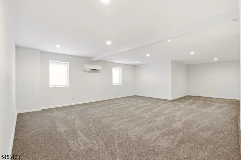 2 Bluffs Ct Hamburg, NJ 07419