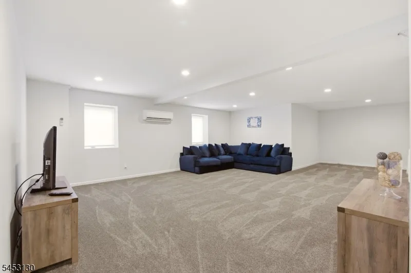 2 Bluffs Ct Hamburg, NJ 07419