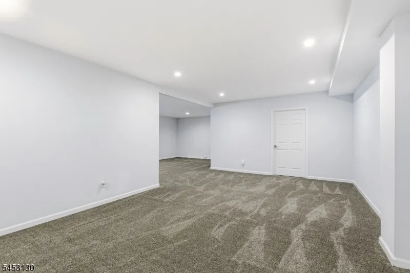 2 Bluffs Ct Hamburg, NJ 07419