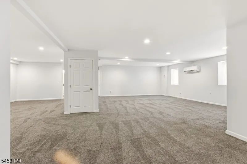 2 Bluffs Ct Hamburg, NJ 07419