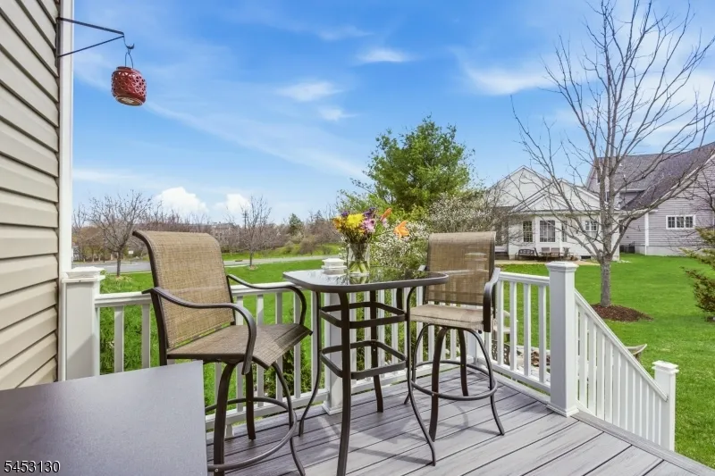 2 Bluffs Ct Hamburg, NJ 07419