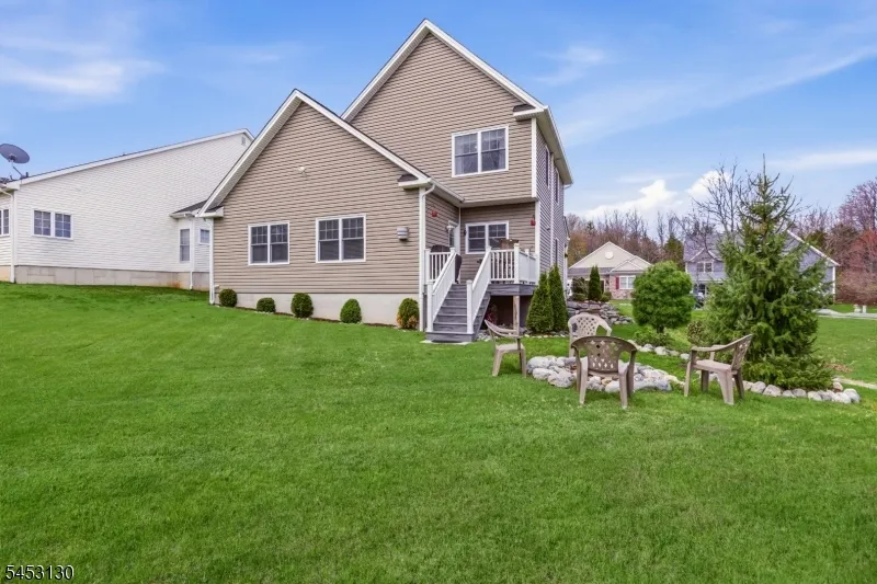 2 Bluffs Ct Hamburg, NJ 07419