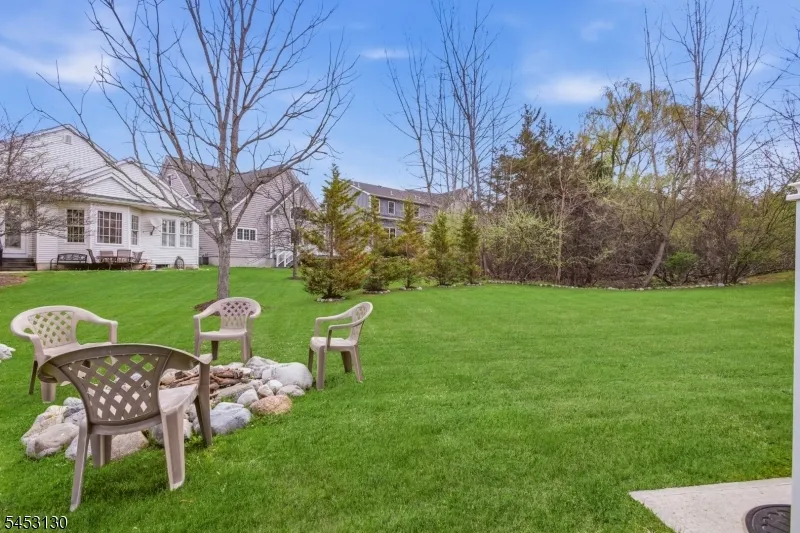 2 Bluffs Ct Hamburg, NJ 07419