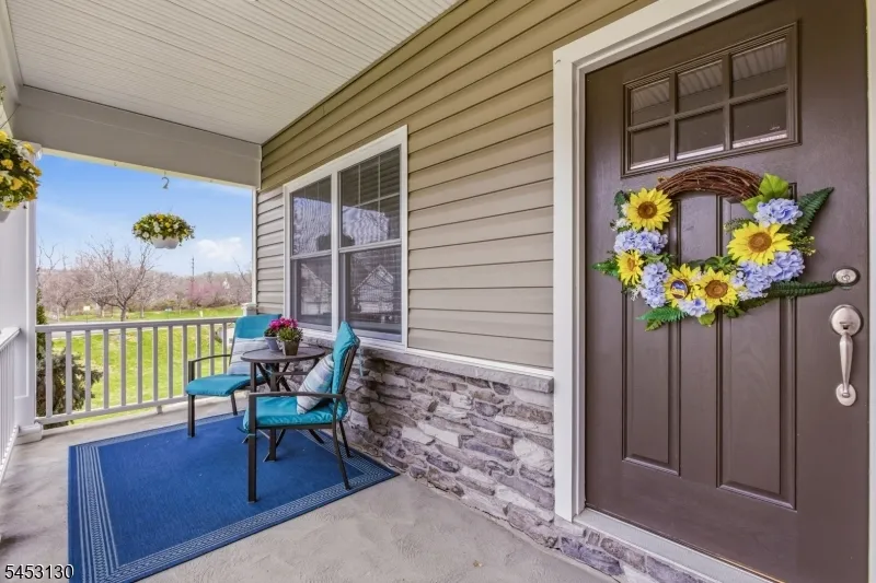 2 Bluffs Ct Hamburg, NJ 07419