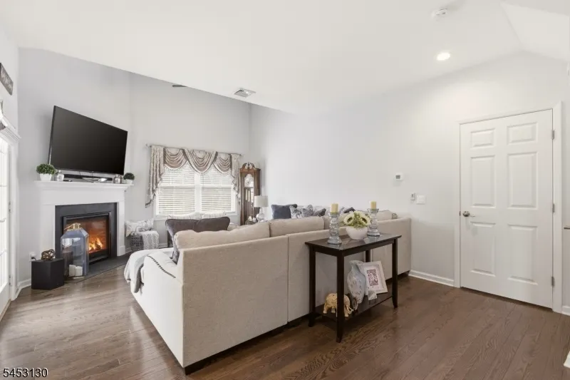 2 Bluffs Ct Hamburg, NJ 07419