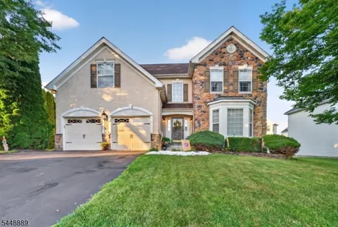 24 Lauren Ln