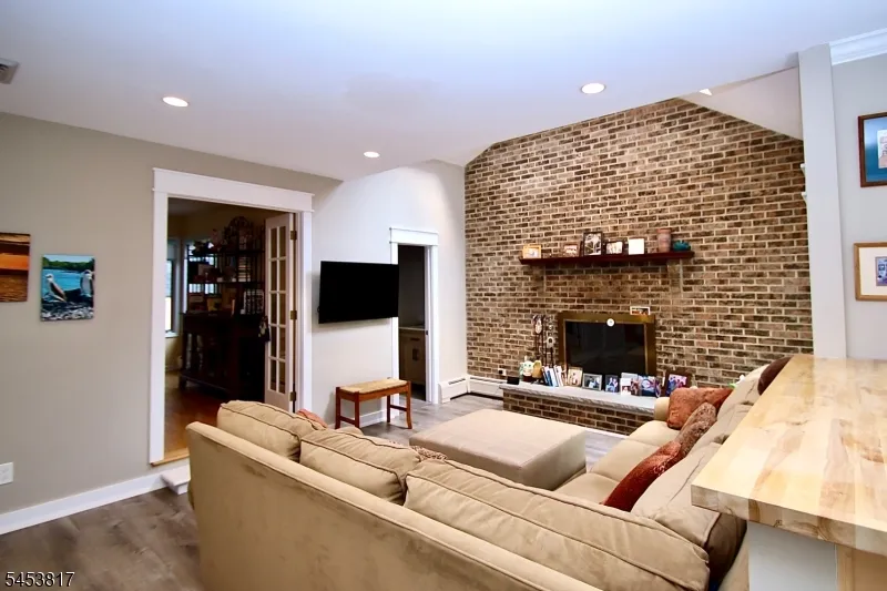 9 Watch Hill Rd Mahwah, NJ 07430