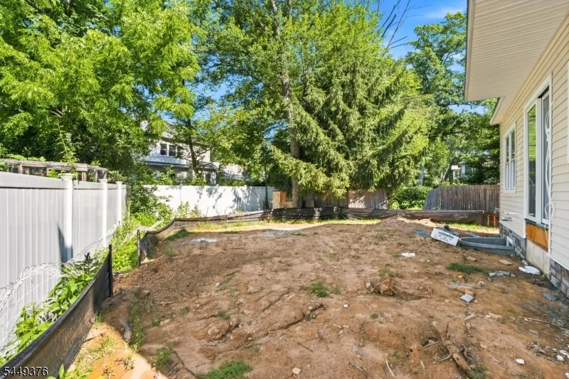 11 Maplewood Dr Livingston, NJ 07039