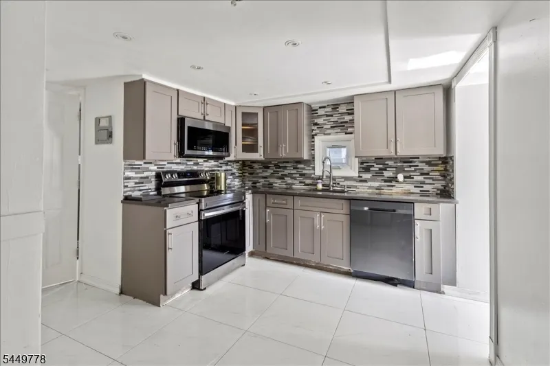 199 Grove Ave Woodbridge, NJ 07095