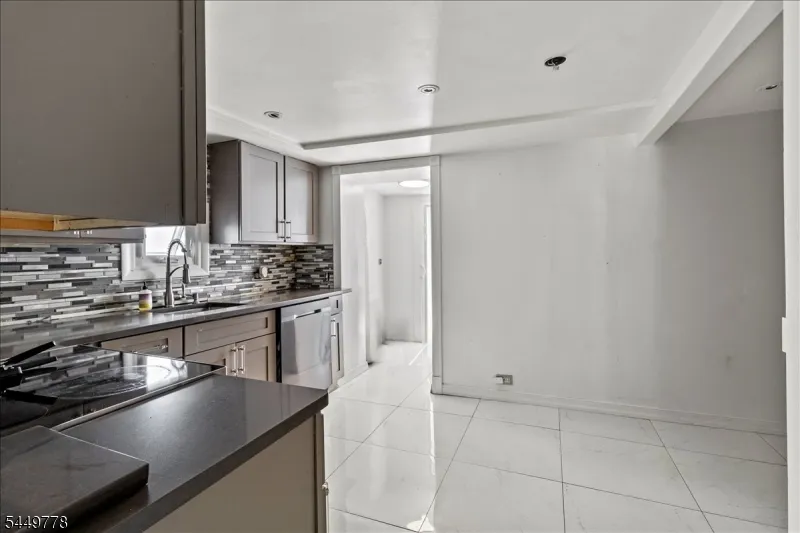 199 Grove Ave Woodbridge, NJ 07095