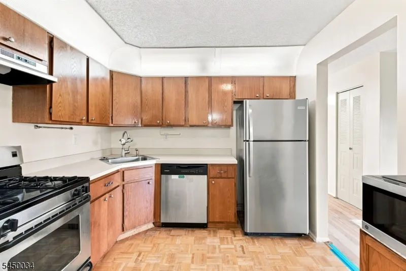 407 Lancaster Ct Piscataway, NJ 08854