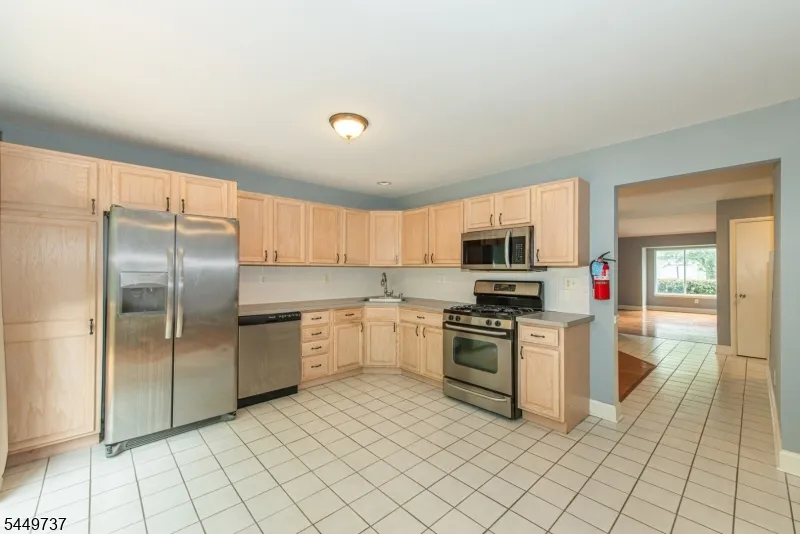 12 Pale Star Ct Hardyston, NJ 07419