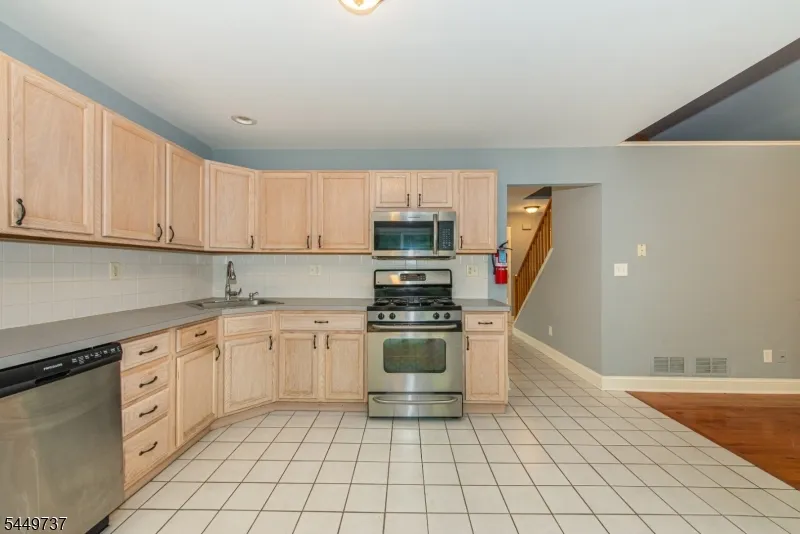 12 Pale Star Ct Hardyston, NJ 07419