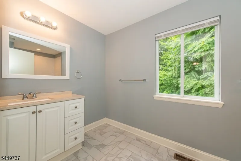 12 Pale Star Ct Hardyston, NJ 07419