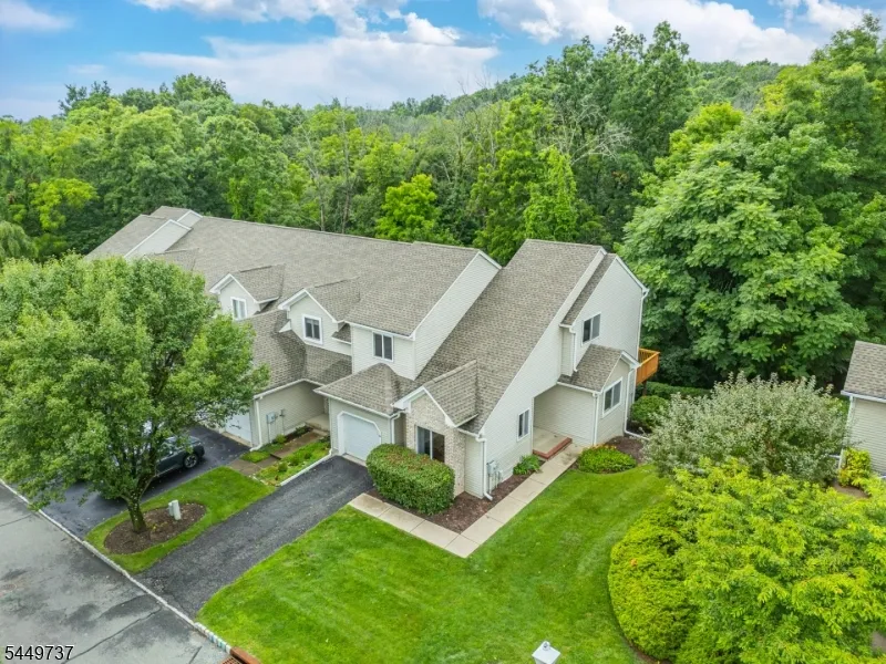 12 Pale Star Ct Hardyston, NJ 07419