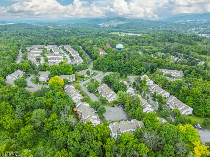 12 Pale Star Ct Hardyston, NJ 07419