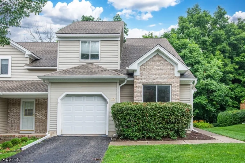 12 Pale Star Ct Hardyston, NJ 07419
