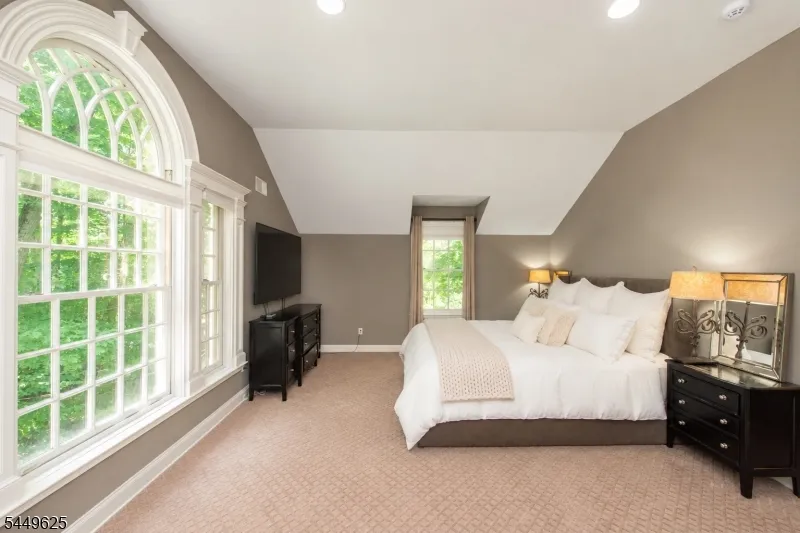 33 Hunter Dr Harding, NJ 07976