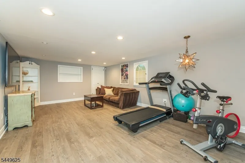 33 Hunter Dr Harding, NJ 07976