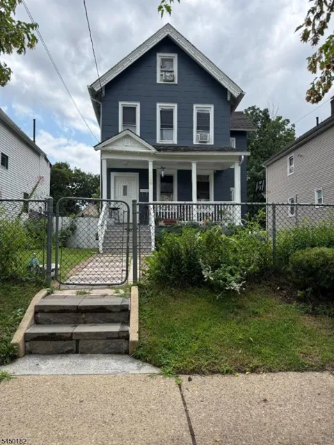 725 W 3rd St